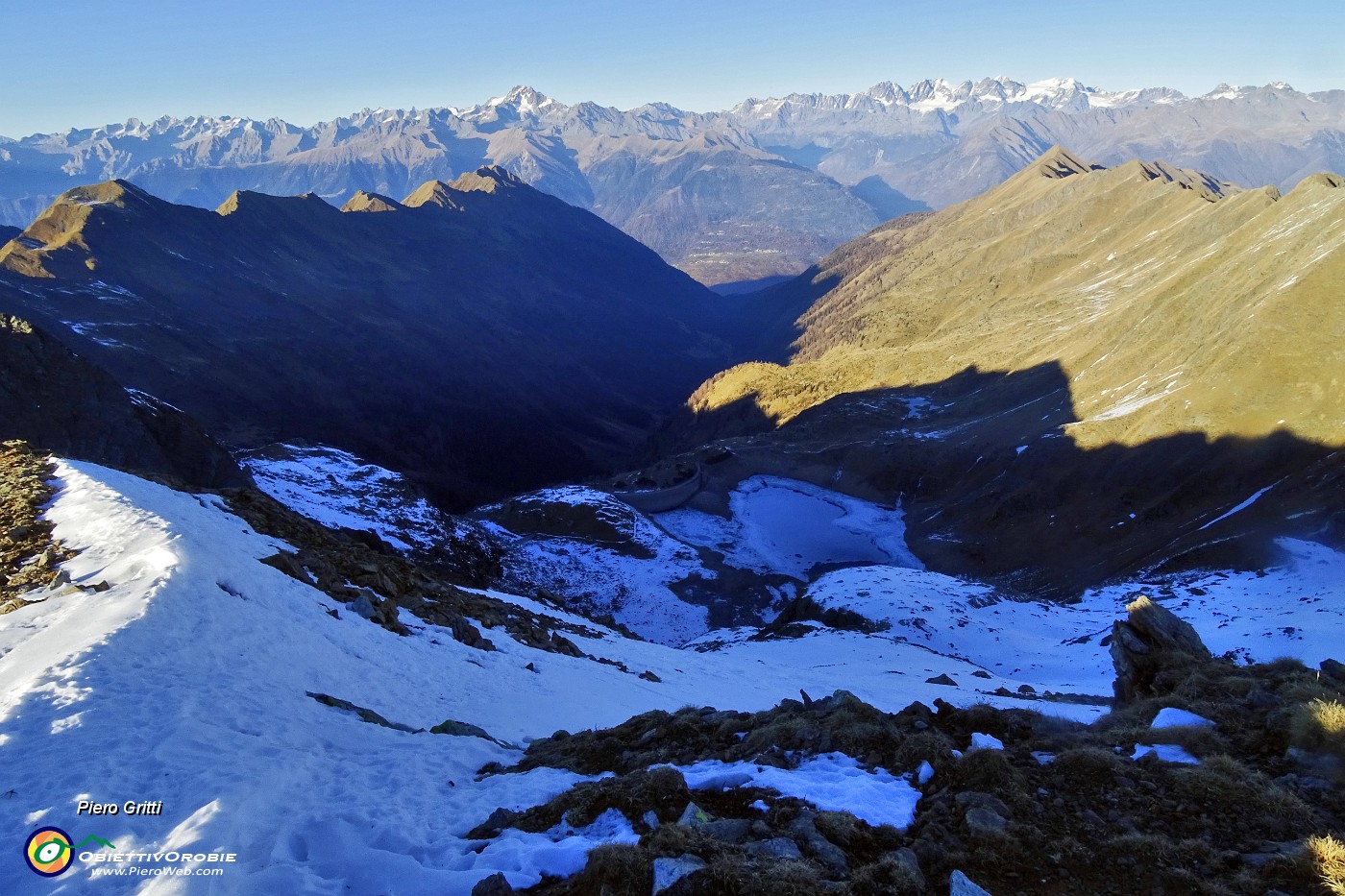 75 Vista a nord sulla Valle del Livrio e il Lago di Publino.JPG -                                